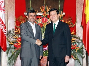 Chủ tịch nước Trương Tấn Sang đón Tổng thống Mahmoud Ahmadinejad. Ảnh: TTXVN