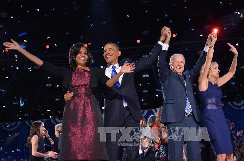 Ông Barack Obama và vợ ăn mừng chiến thắng. Ảnh: Twitter của ông Obama)
