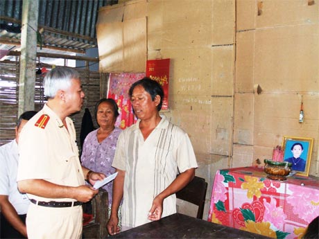 Đại diện  Ban ATGT huyện  thăm hỏi  gia đình  chị Nguyễn  Thị Lệ Hoa,  1 nạn nhân  tử vong  vì TNGT  ở xã  Bình Phú. 