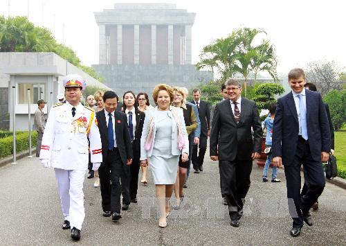 Chủ tịch Hội đồng Liên bang Quốc hội Liên bang Nga V.I. Matviyenko đến thăm nơi ở và làm việc của Chủ tịch Hồ Chí Minh. Ảnh: TTXVN