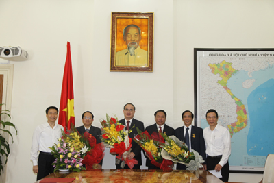 Bộ trưởng, Chủ nhiệm Văn phòng Chính phủ Vũ Đức Đam, Phó Chủ nhiệm Văn phòng Chính phủ Nguyễn Hữu Vũ chúc mừng Phó Thủ tướng Nguyễn Thiện Nhân và 3 cán bộ của thuộc Vụ Khoa giáo – Văn xã, Văn phòng Chính phủ, vinh dự được Chủ tịch nước phong tặng danh hiệu Nhà giáo Nhân dân và Nhà giáo Ưu tú - Ảnh: VGP/Từ Lương