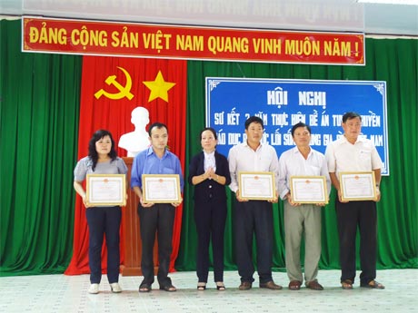 Bà Nguyễn   Thị Tiếp,  Phó Chủ tịch UBND huyện Chợ Gạo  tặng Giấy khen cho các cá nhân có thành tích thực hiện  Đề án TTGD ĐĐ LS trong gia đình của  huyện Chợ Gạo. Ảnh: H.T.H