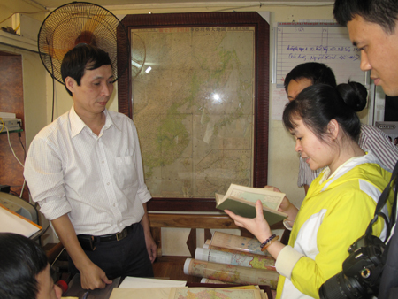 Anh Trần Mạnh Tuấn (trái) trao tặng toàn bộ bản đồ, tư liệu cho cán bộ Bảo tàng Lịch sử.