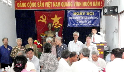 Nhiều hộ nhân dân khu phố 5 được khen thưởng  tại  Ngày hội  đại đoàn kết toàn dân tộc năm  2012.
