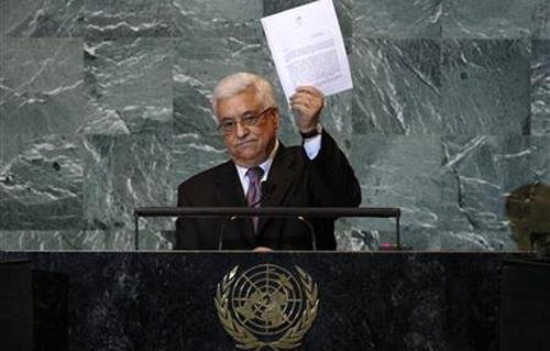 Tổng thống Palestine với lá đơn đề nghị LHQ công nhận Palestine là Nhà nước độc lập. Ảnh: Reuters