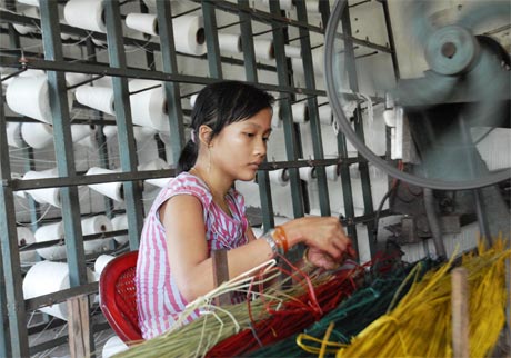 Cơ sở dệt chiếu ở Long Định góp phần liên kết đào tạo nghề cho lao động nông thôn.