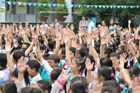 Các em nhỏ giơ cao những cánh tay hào hứng mong được trở thành một Hiệp sĩ Xanh đi giải cứu thế giới khỏi rác thải nhựa