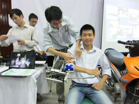 Thành viên trong nhóm thực hiện các bước sử dụng máy. Ảnh: gdvn.net.vn