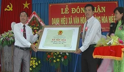 Ông Nguyễn Ngọc Minh, Giám đốc Sở VH-TT&DL trao Bằng công nhận xã văn hóa cho lãnh đạo xã Đông Hòa Hiệp.