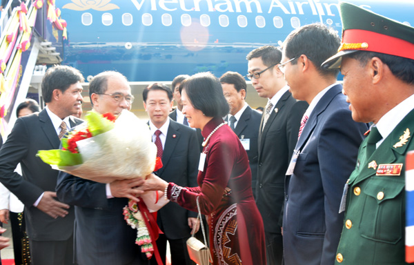 Lễ đón Chủ tịch Quốc hội Nguyễn Sinh Hùng tại sân bay. Ảnh: VOV