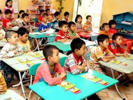 Một lớp học có nhiều bé trai hơn bé gái. (Ảnh: TTXVN)