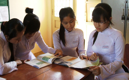 Học sinh tìm hiểu kiến thức về sức khỏe sinh sản. Ảnh: Q.N
