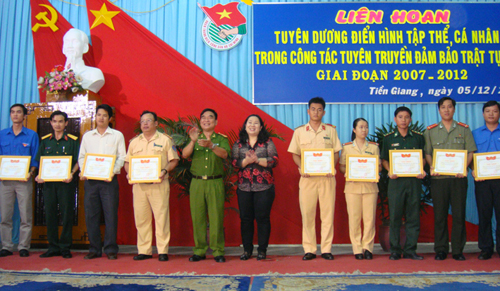 Khen thưởng các tập thể, cá nhân đạt thành tích trong công tác tuyên truyền, đảm bảo trật tự ATGT. Ảnh: Ngọc Trung