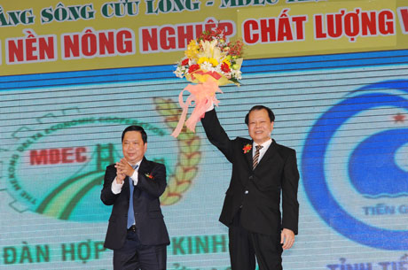 Bí thư tỉnh ủy Trần Thế Ngọc tặng hoa chúc mừng Phó Thủ tướng Vũ An Ninh