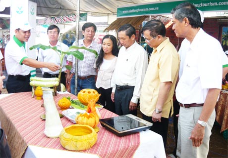 Các thành viên gian hàng ẩm thực tỉnh Vĩnh Long thuyết trình các món ăn trước lãnh đạo.