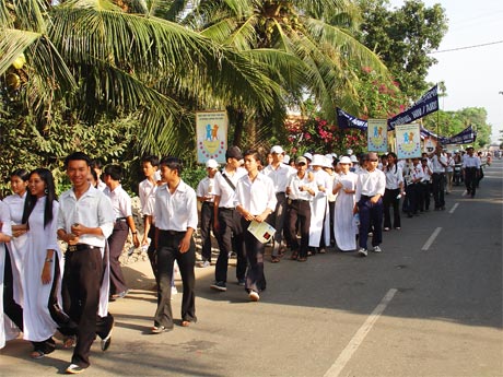 Tuần hành hưởng ứng Chiến dịch Phòng, chống AIDS.