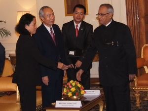 Chủ tịch MTTQ Huỳnh Đảm tới chào Tổng thống Ấn Độ Pranab Mukherjee. Ảnh: Vietnam+