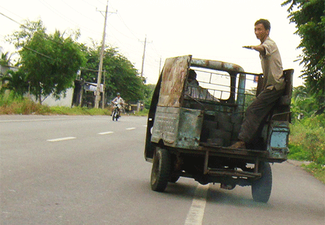  Xe lam vận chuyển than tàn ong trên QL50.