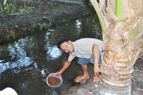 Người dân ấp Tân Phú, tuy ở gần giếng nước nhưng vẫn phải lấy nước dưới mương lên sử dụng.