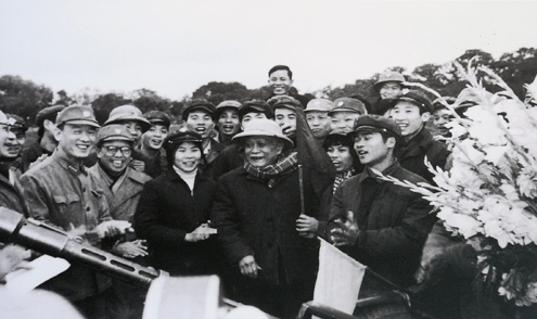 Chủ tịch nước Tôn Đức Thắng đến thăm Liên đội tự vệ Hoàn Kiếm - Hai Bà Trưng, đơn vị bắn rơi máy bay F111A của Mỹ ngày 22/12/1972.