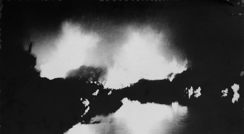 Máy bay B52 của Mỹ bị quân dân thủ đô bắn rơi đang bốc cháy dữ dội tại hồ Hữu Tiệp, làng Ngọc Hà, đêm 27/12/1972.
