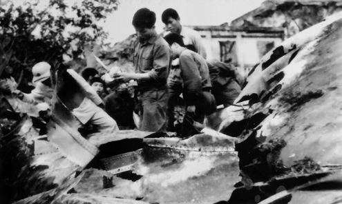 Máy bay B52 của Mỹ bị bắn rơi ở làng hoa Ngọc Hà, Ba Đình hồi 23h05 ngày 27/12/1972.