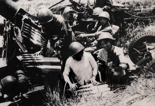 Tự vệ Hà Nội sát cánh cùng bộ đội pháo cao xạ sẵn sàng chiến đấu bảo vệ thủ đô năm 1972.