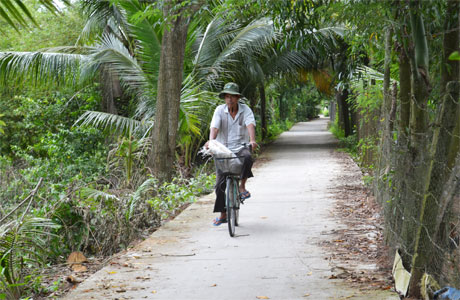 Đầu tư đường giao thông nông thôn theo tiêu chuẩn mới tạo điều kiện thuận lợi cho lưu thông nông sản. Ảnh: Vân Anh