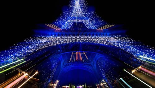 Tháp Eiffel ở thủ đô Paris (Pháp) được trang hoàng rực rỡ. Ảnh: Reuters