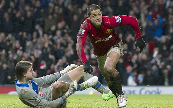 Chicharito tỏa sáng đúng lúc