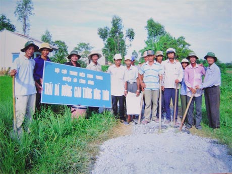 Cựu TNXP Gò Công Đông tham gia làm đường giao thông nông thôn.