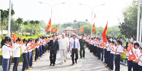 Ngài Tổng lãnh sự Cuba đến tham dự Mittinh kỷ niệm 48 năm Chiến thắng Ấp Bắc