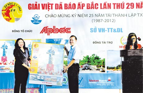 Bà Trần Kim Mai, Phó Chủ tịch UBND tỉnh trao tặng phẩm cho ông  Nguyễn Văn Thái, Giám đốc VNPT Tiền Giang - doanh nghiệp đồng hành với Báo Ấp Bắc trong nhiều hoạt động.