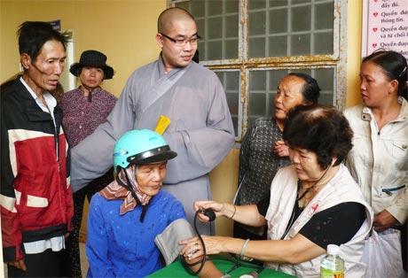 Phật giáo TP. Mỹ Tho tổ chức khám bệnh cho người nghèo ở huyện Tân Phú Đông.