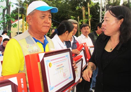 Bà Trần Kim Mai, Phó Chủ tịch UBND tỉnh  trao Bằng Vinh danh cho ông Huỳnh Châu.