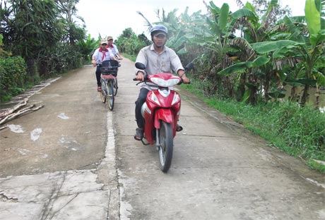 Một tuyến đường giao thông nông thôn ở xã Hậu Mỹ Phú (Cái Bè)  được xây dựng theo chuẩn nông thôn mới. 	                                                                                                                   Ảnh: N.V