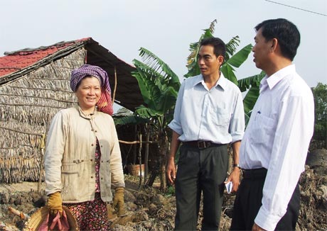 Ông  Nguyễn Văn Mẫn (phải)  thăm hỏi  và động viên  nông dân  xã Thạnh Mỹ  an tâm sản xuất.