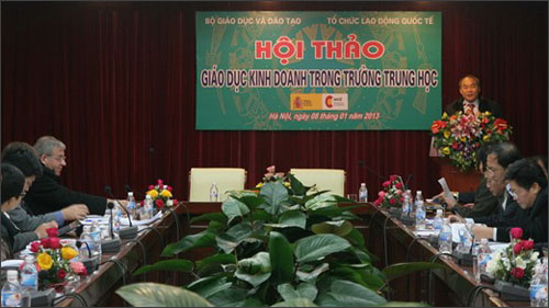 Thứ trưởng Bộ GD-ĐT Nguyễn Vinh Hiển phát biểu tại Hội thảo.
