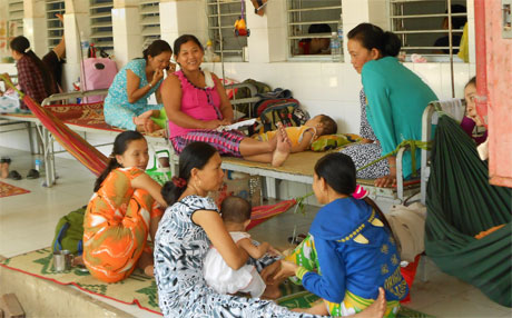 Hình ảnh quá tải thường gặp tại các bệnh viện. Ảnh: Vân Anh