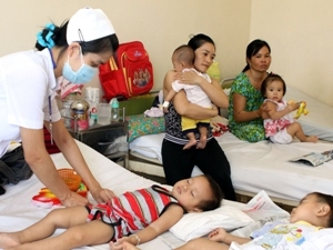 Bác sỹ điều trị cho bệnh nhân. Ảnh: TTXVN