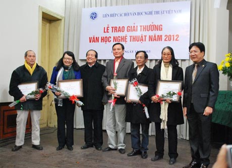 Thứ trưởng Bộ VHTT&DL Vương Duy Biên (ngoài cùng bên phải) và nhà thơ Hữu Thỉnh trao giải cho các tác giả đoạt giải A.