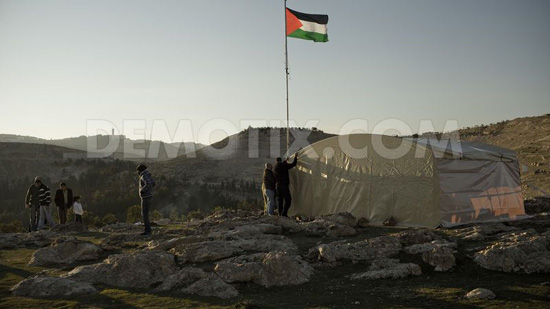 Các nhà hoạt động Palestine dựng trại và cắm cờ ở khu vực E1 của Bờ Tây. Ảnh: Reuters