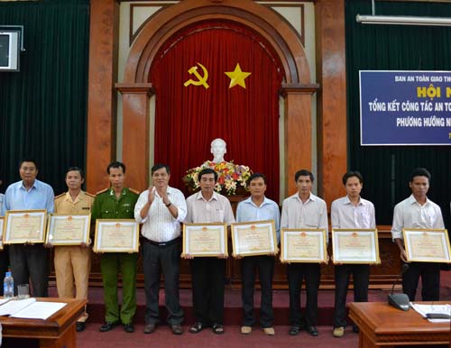 Ông Nguyễn Văn Hùng, Giám đốc Sở GTVT, Phó Trưởng Ban thường trực Ban ATGT tỉnh tặng bằng khen cho các cá nhân đạt thành tích. 