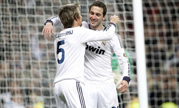  Coentrao và Higuain ăn mừng bàn thắng thứ 2 của Real