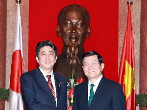 Chủ tịch nước Trương Tấn Sang tiếp Thủ tướng Nhật Bản Shinzo Abe đang trong chuyến thăm chính thức Việt Nam. Ảnh: TTXVN