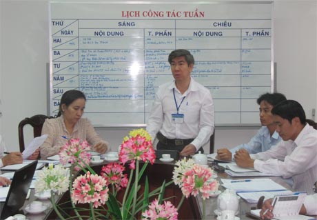 Bác sĩ Trần Thanh Thảo, Phó Giám đốc Sở Y tế báo cáo tình hình đảm bảo ATVSTP với đoàn kiểm tra trung ương.