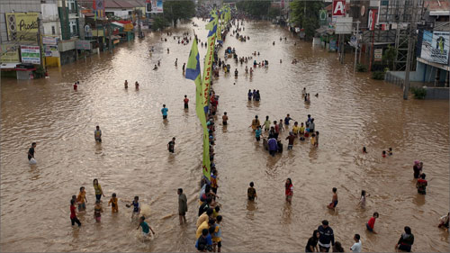 Thủ đô Jakarta của Indonesia chìm trong nước lũ. Ảnh: AP