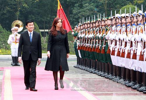 Chủ tịch nước Trương Tấn Sang và Tổng thống Cristina Fernandez de Kirchner duyệt Đội danh dự Quân đội nhân dân Việt Nam. Ảnh: TTXVN