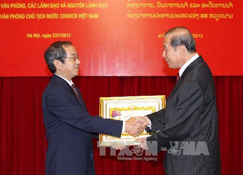 Chủ nhiệm Văn phòng Chủ tịch nước Lào trao Huân chương Hữu nghị của Lào cho các lãnh đạo và nguyên lãnh đạo Văn phòng Chủ tịch nước Việt Nam. Ảnh: TTXVN