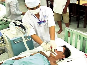 Cấp cứu ngộ độc rượu. Ảnh: TTXVN